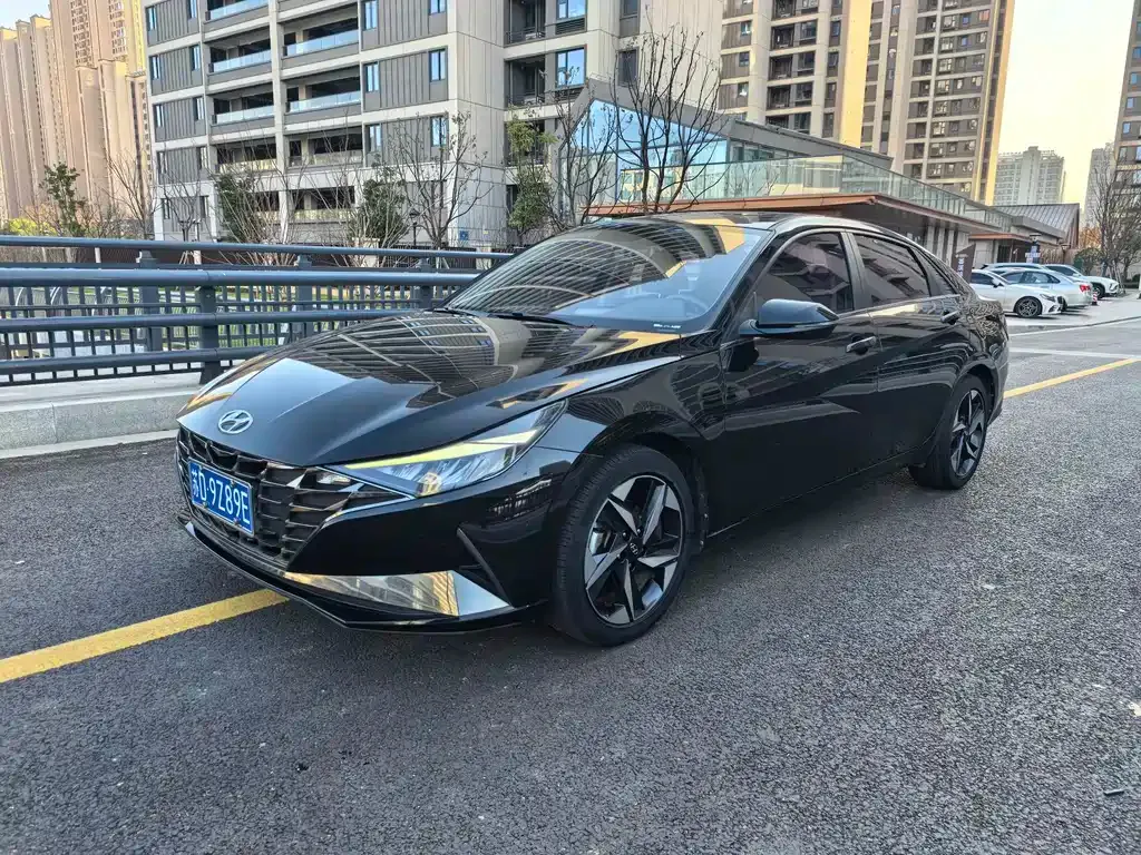 Hyundai Elantra — фото 1