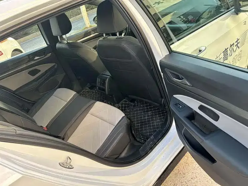 Volkswagen Golf 2024 из CN, фото 3
