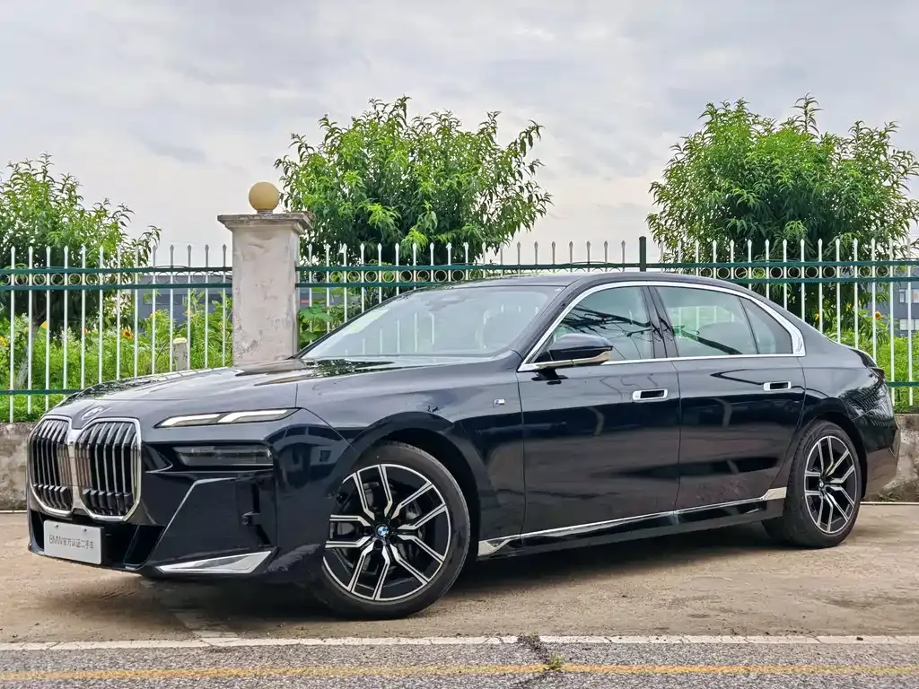 BMW 7 Series — фото 1
