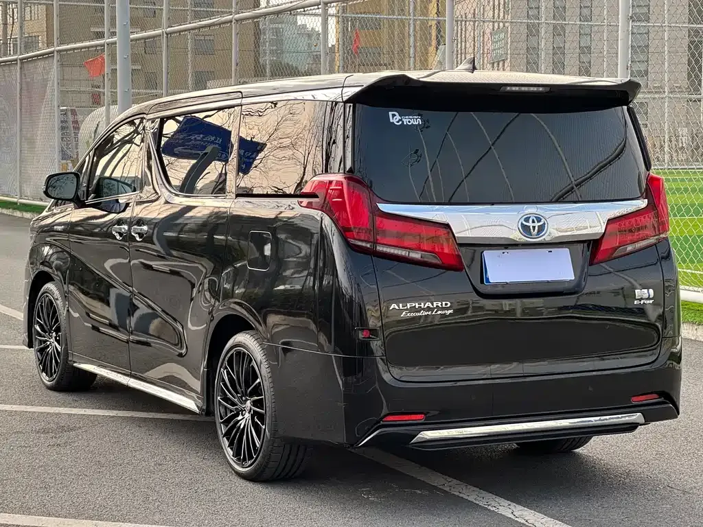 Toyota Alphard — фото 4