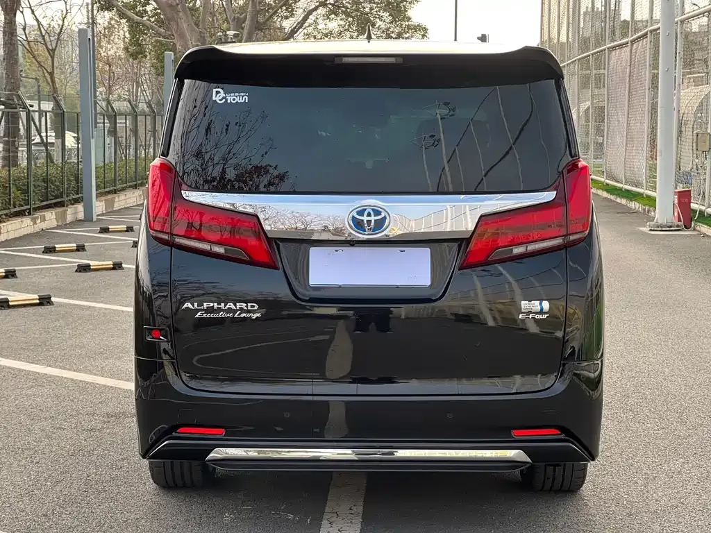 Toyota Alphard — фото 2