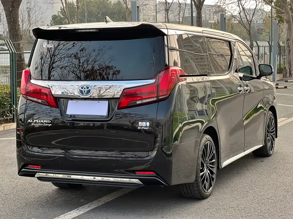 Toyota Alphard — фото 8