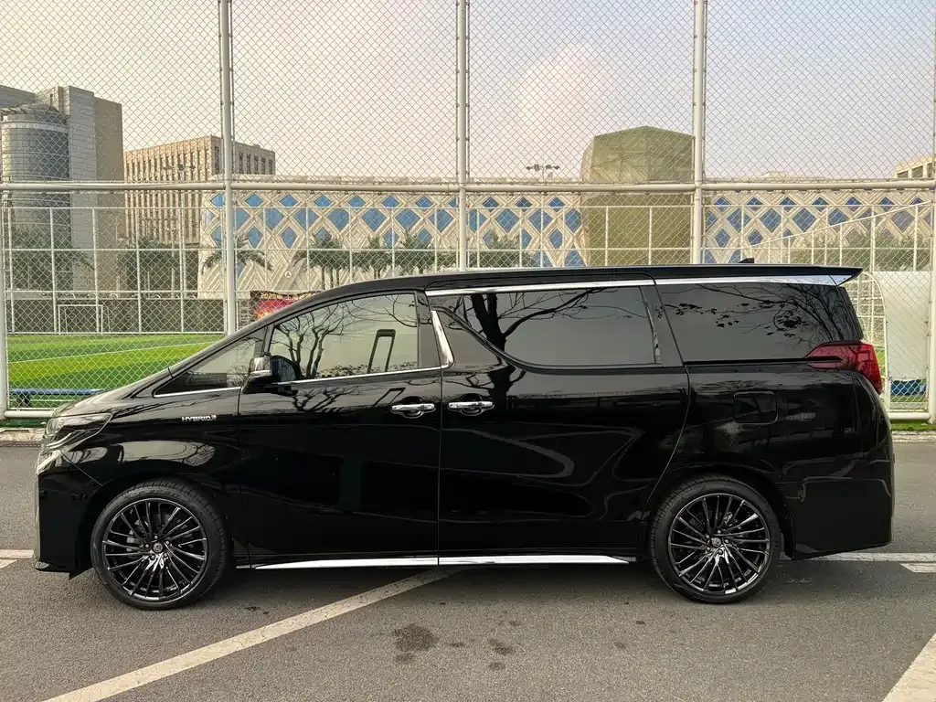 Toyota Alphard — фото 9