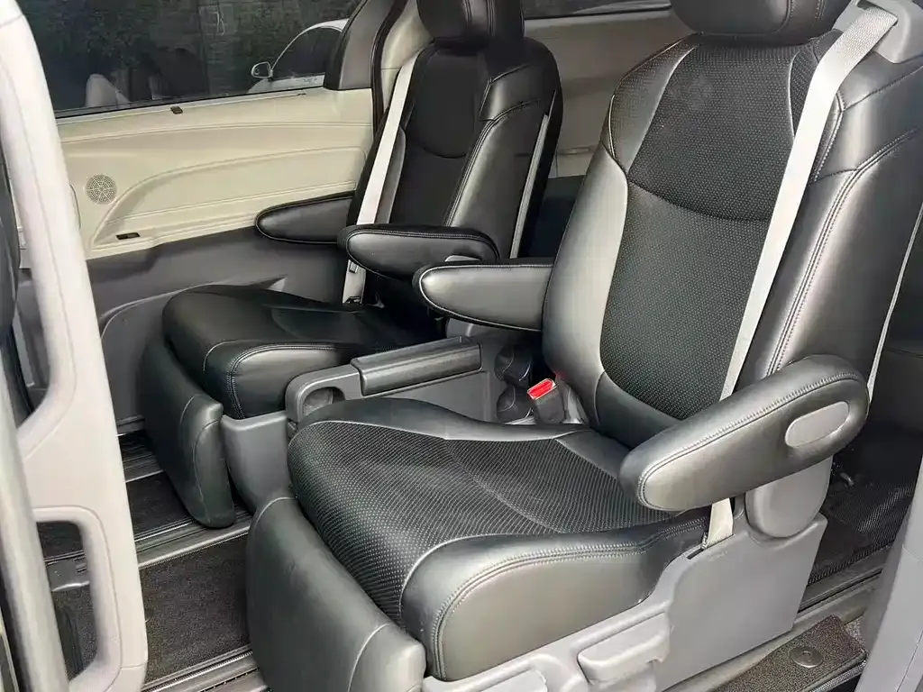 Toyota Sienna 2025 из CN, фото 2
