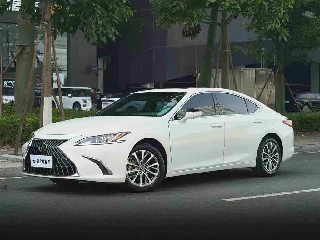 Lexus ES — фото 1