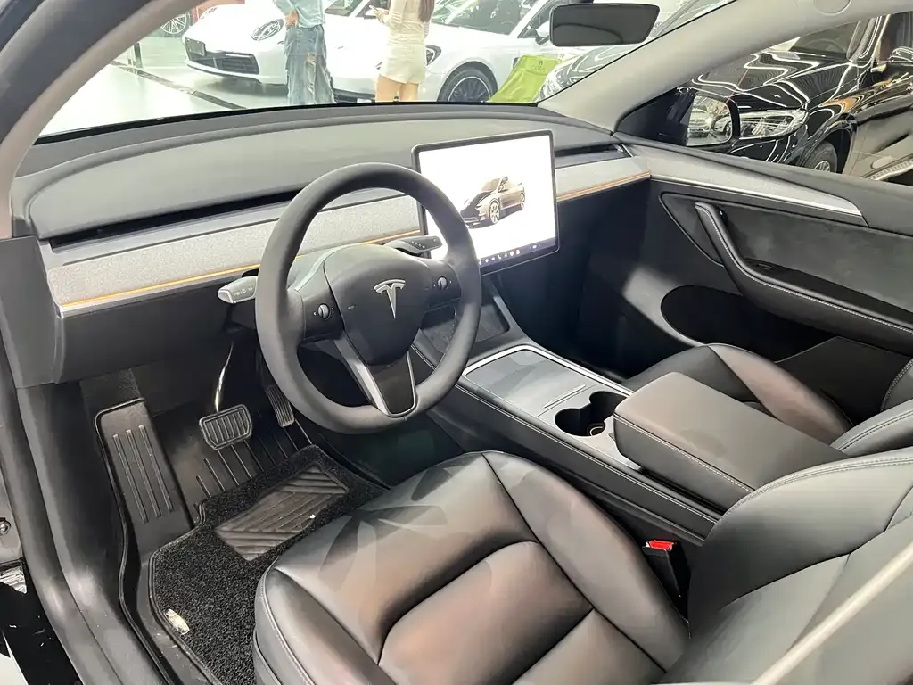 Tesla Model Y — фото 8