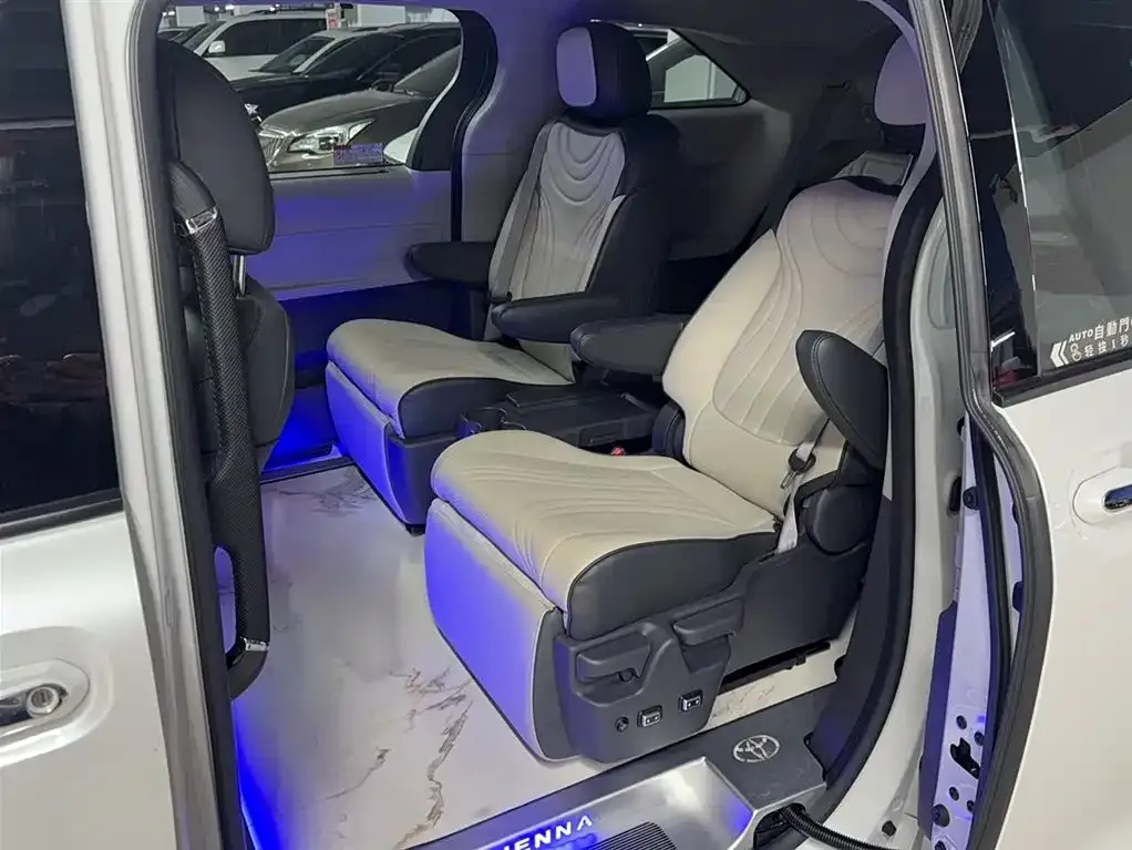 Toyota Sienna 2023 из CN, фото 3