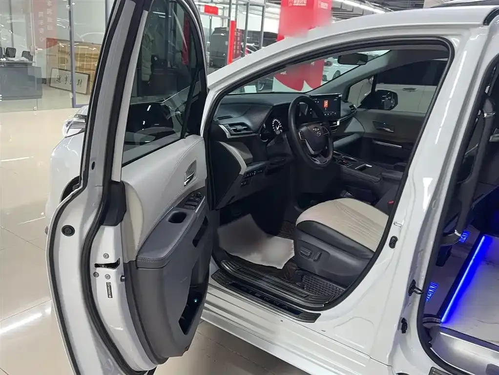 Toyota Sienna 2023 из CN, фото 2