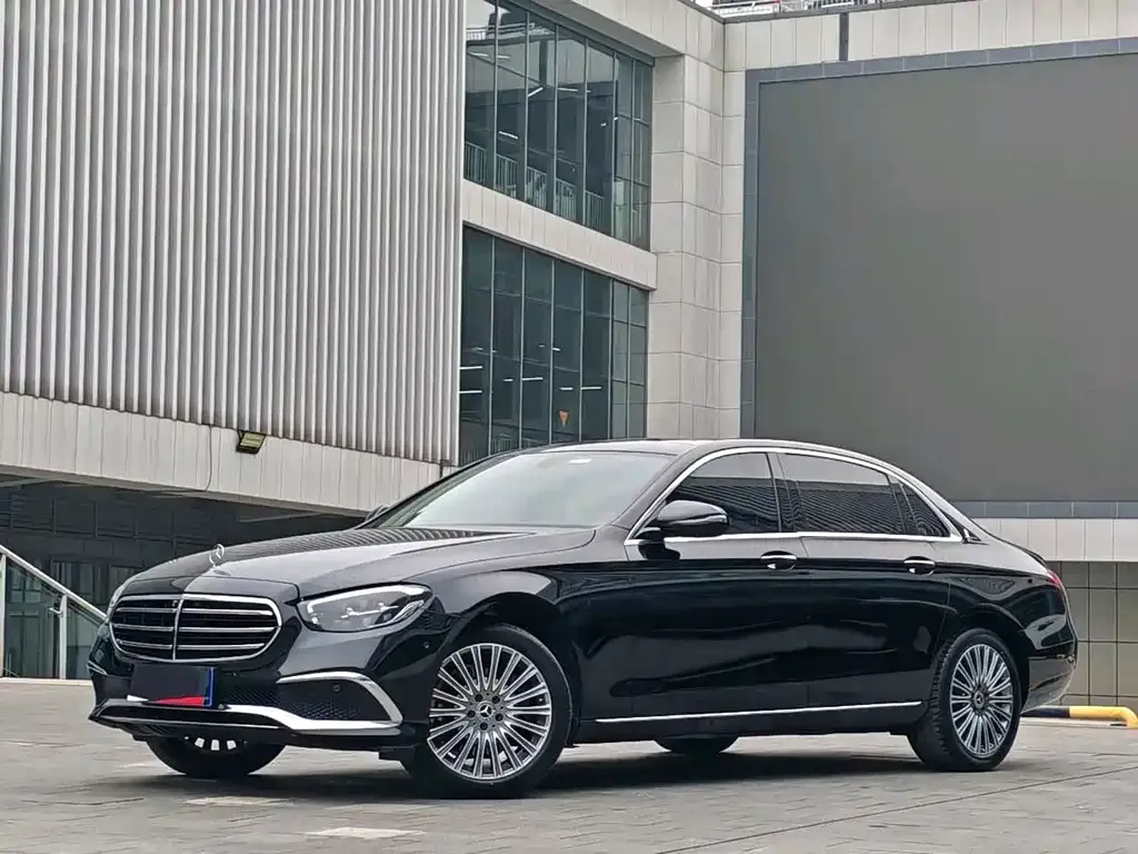 Mercedes-Benz E-Class — фото 1