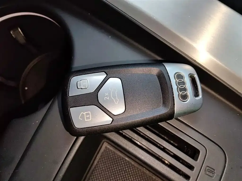 Audi A4L 2021 из CN, фото 9