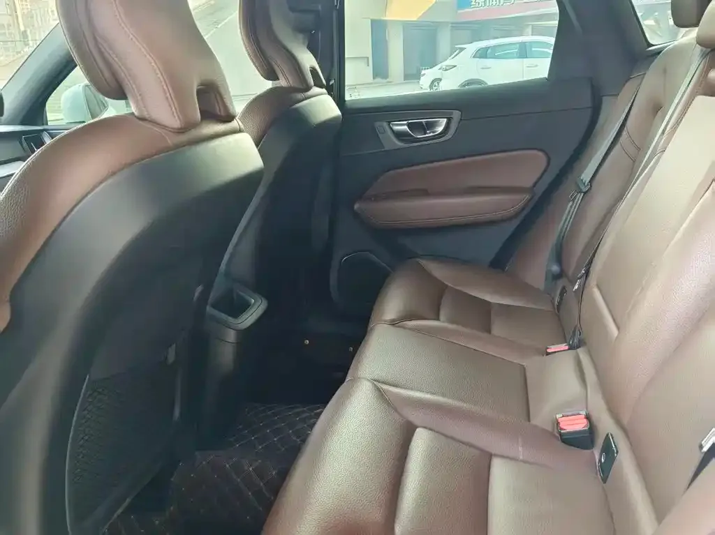 Volvo XC60 2023 из CN, фото 2