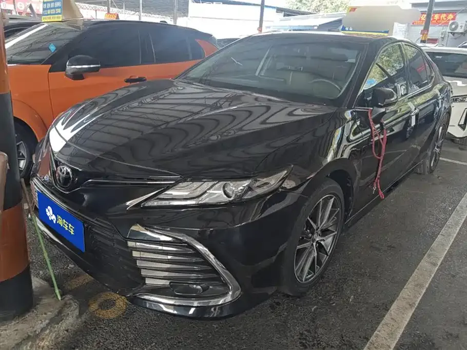 Toyota Camry — фото 1