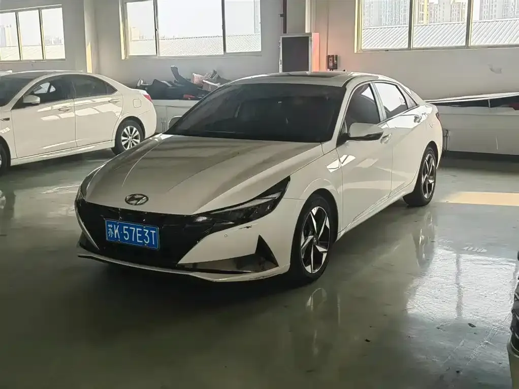 Hyundai Elantra — фото 1