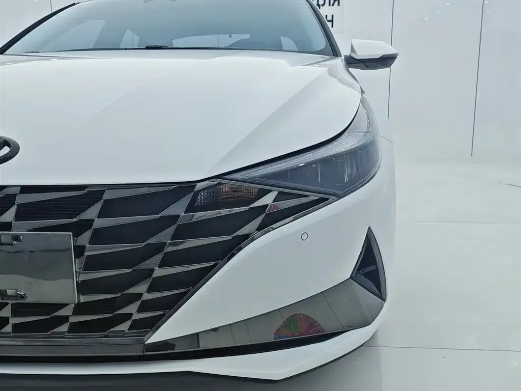 Hyundai Elantra — фото 7