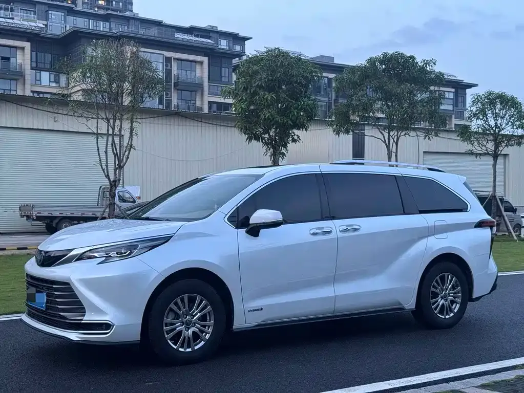 Toyota Sienna 2022 из CN, фото 1
