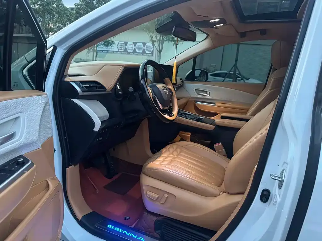 Toyota Sienna 2022 из CN, фото 2