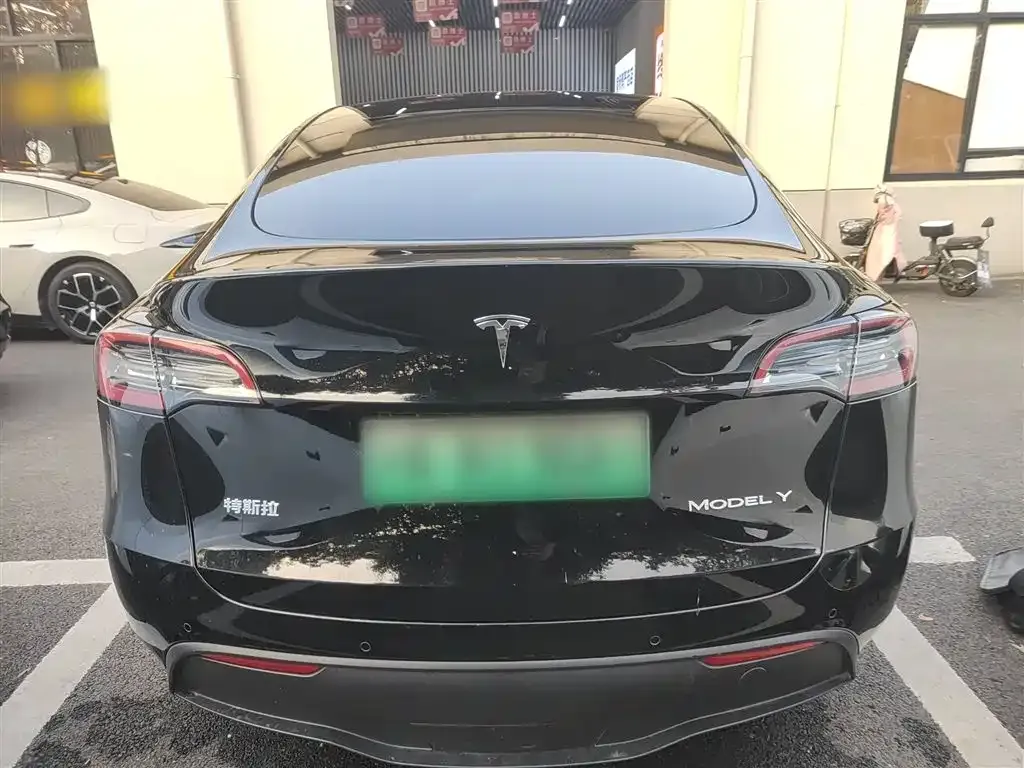 Tesla Model Y — фото 9