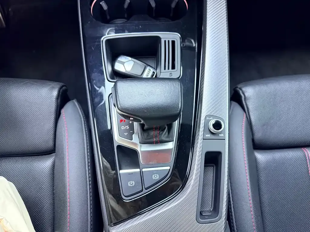 Audi A4L 2022 из CN, фото 6