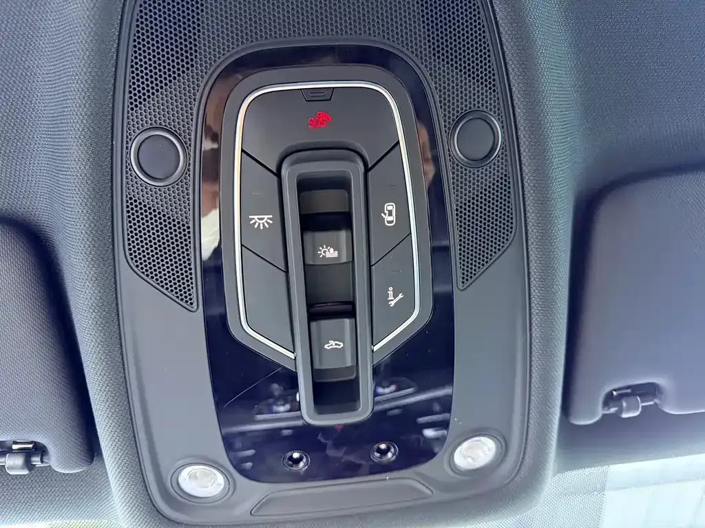 Audi A4L 2022 из CN, фото 4