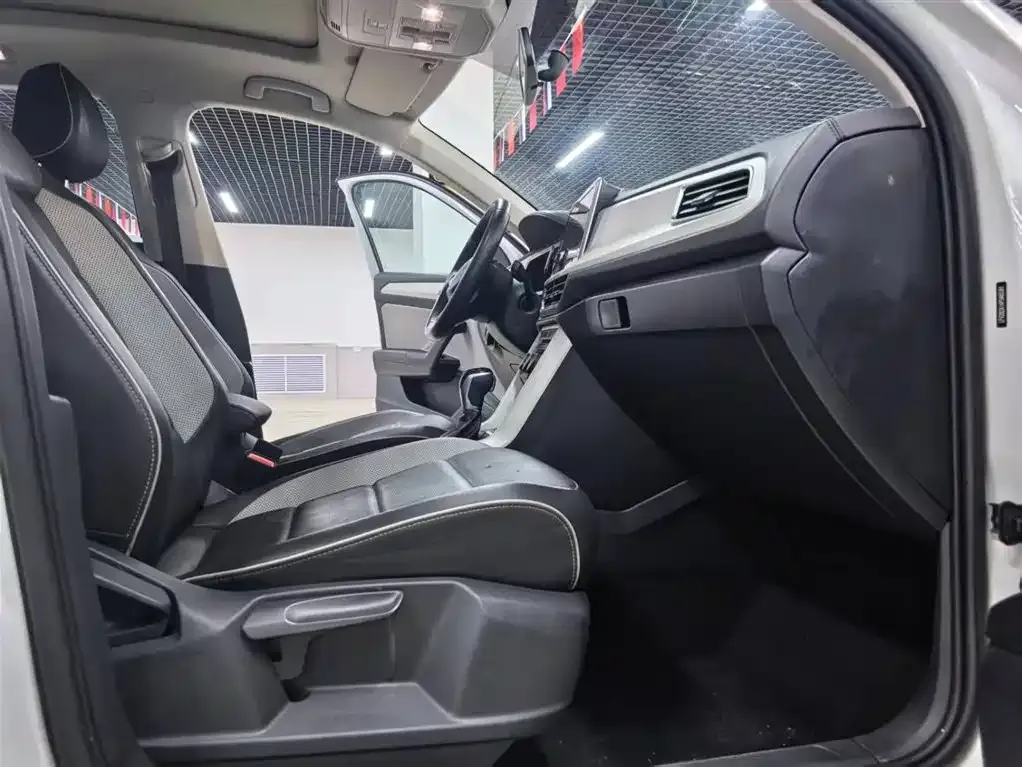 Volkswagen T-Roc — фото 2