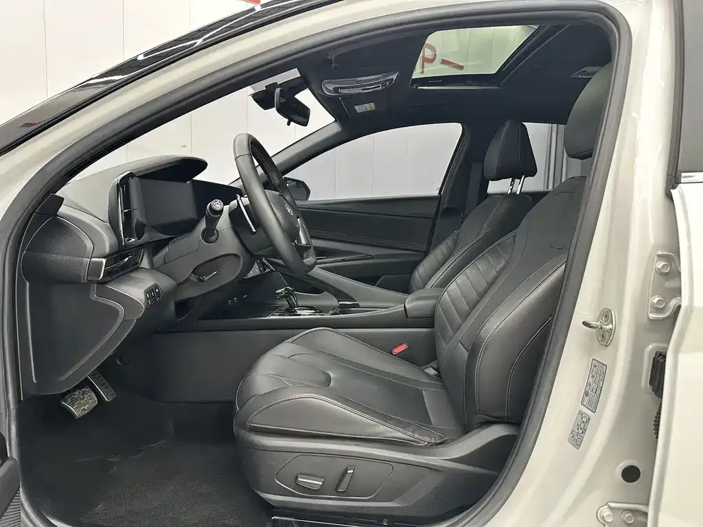 Hyundai Elantra — фото 4
