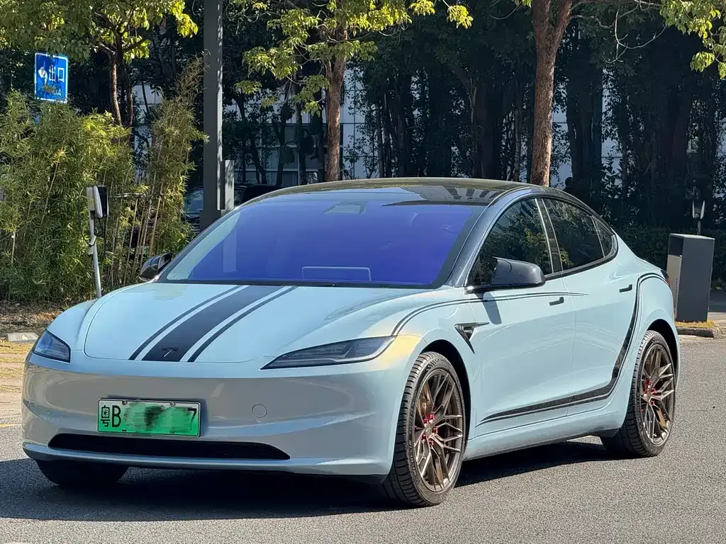 Tesla Model 3 — фото 1