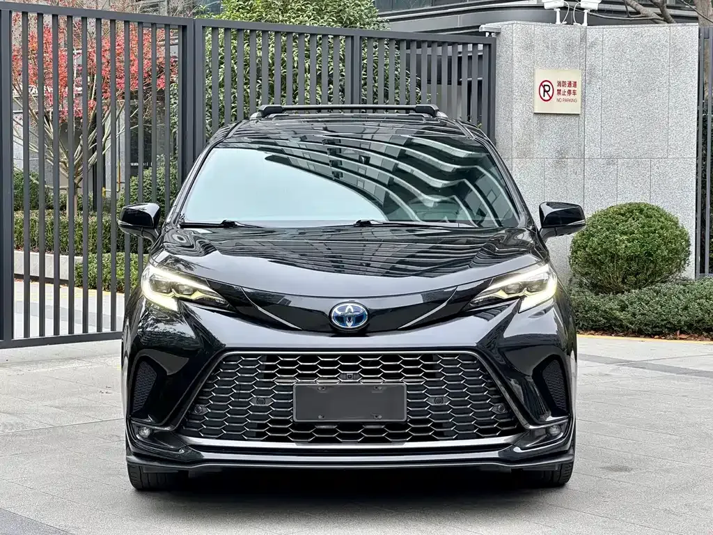 Toyota Granvia 2023 из CN, фото 4
