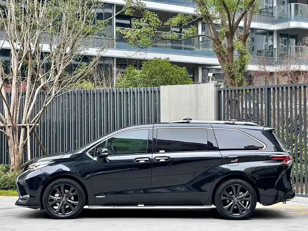 Toyota Granvia 2023 из CN, фото 8