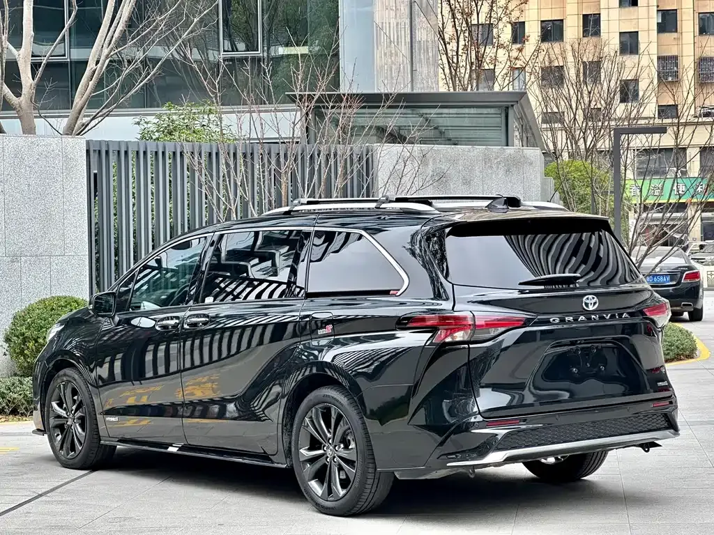 Toyota Granvia 2023 из CN, фото 7