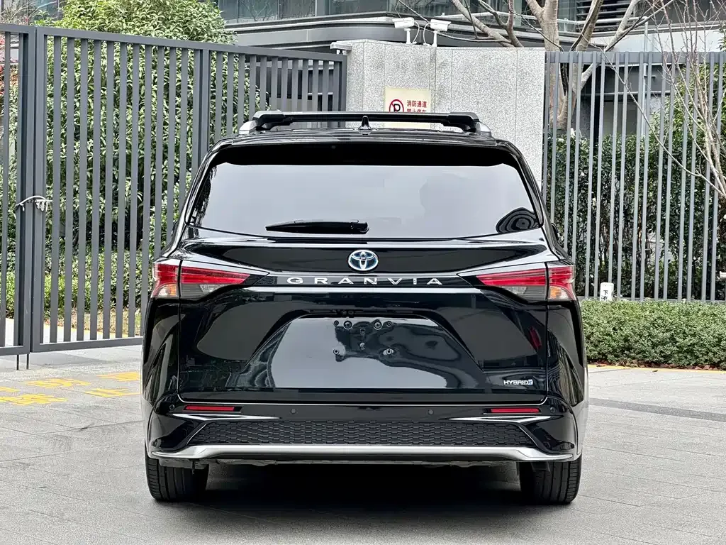 Toyota Granvia 2023 из CN, фото 6