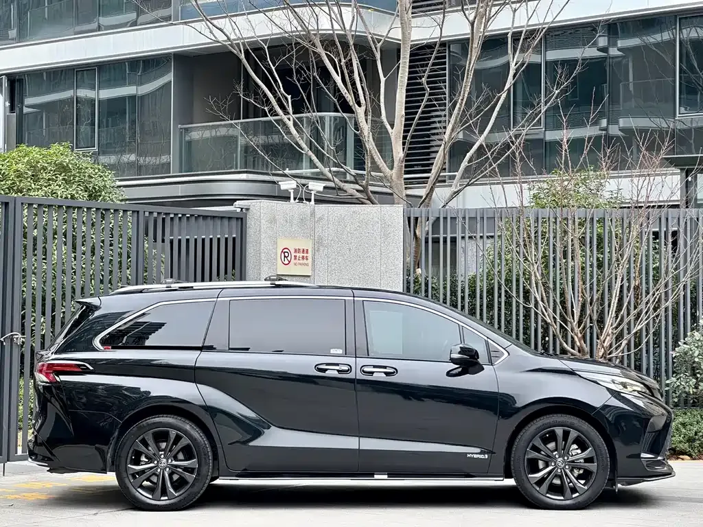 Toyota Granvia 2023 из CN, фото 9