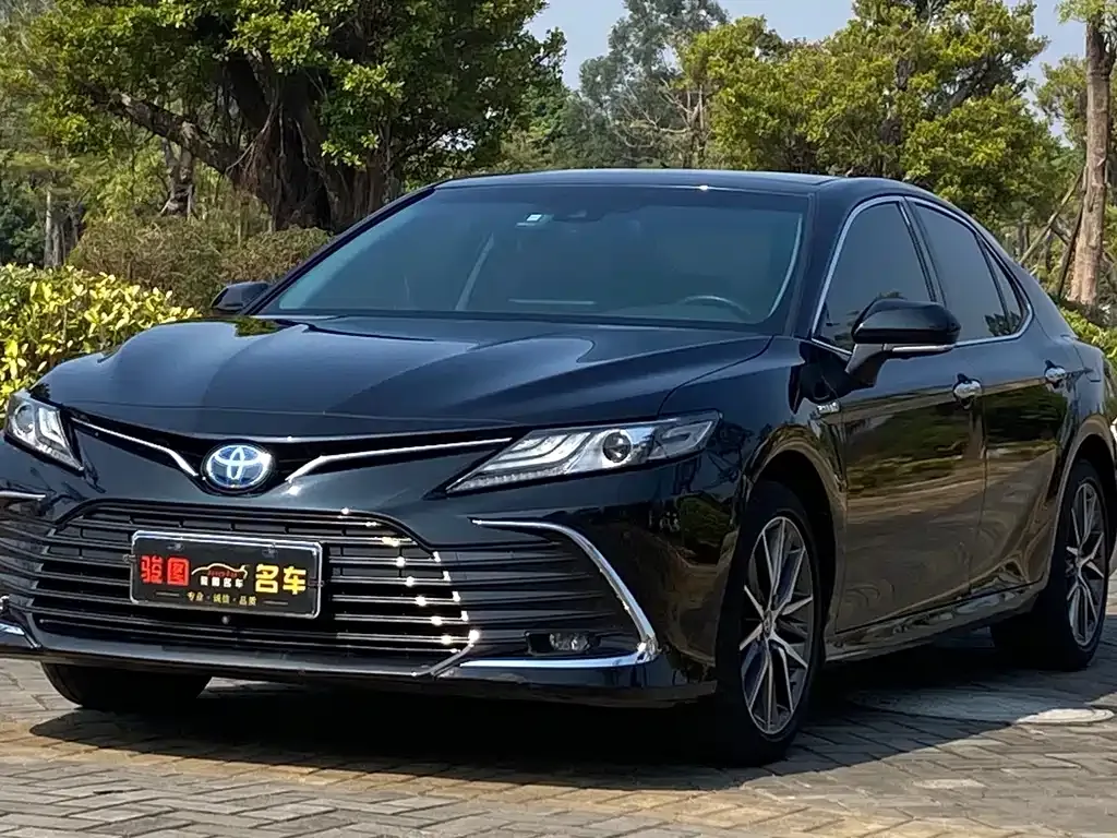 Toyota Camry — фото 1
