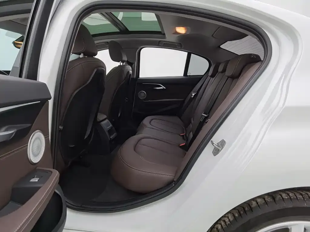 BMW 1 Series 2023 из CN, фото 4