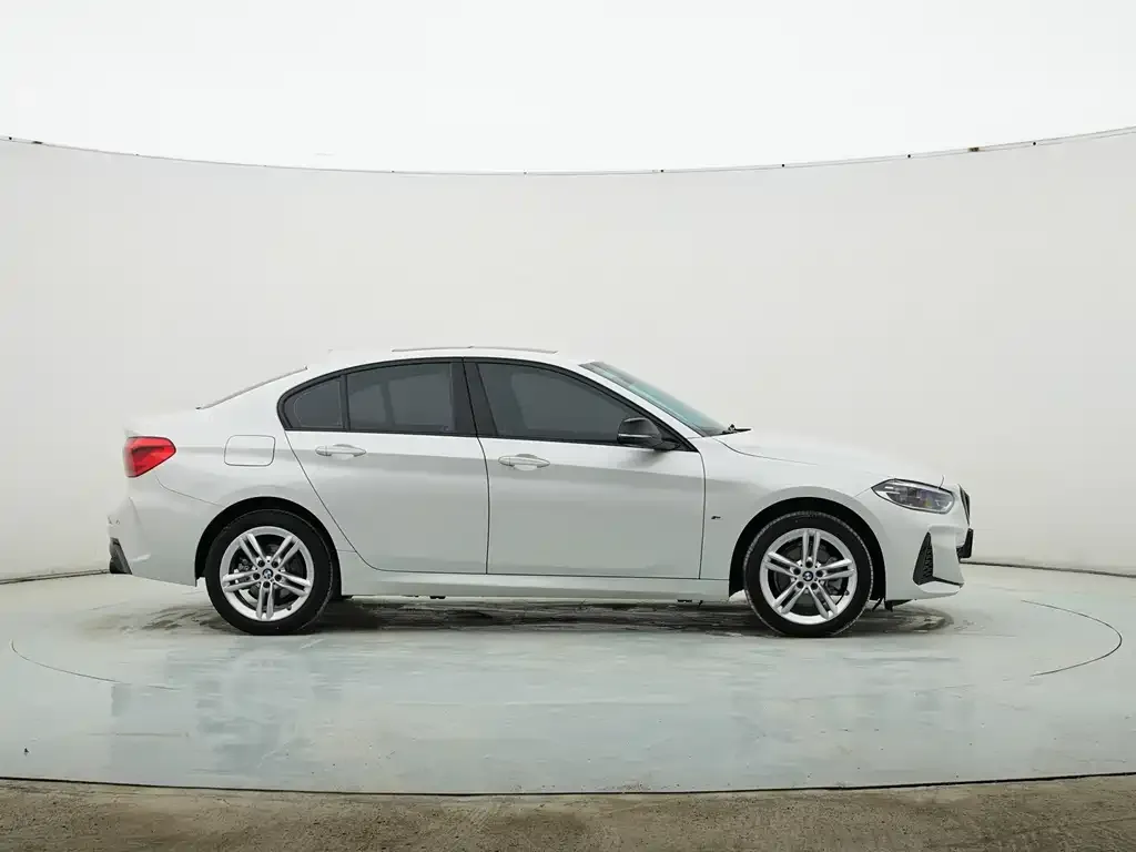 BMW 1 Series 2023 из CN, фото 2