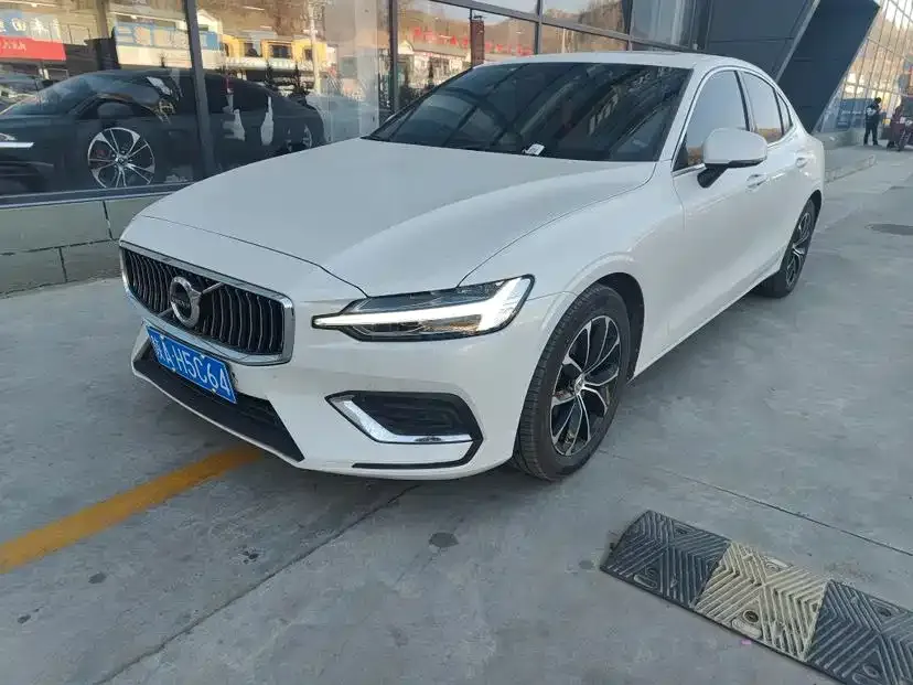Volvo S60 — фото 1