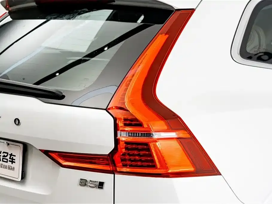 Volvo XC60 — фото 8