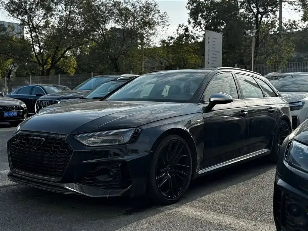 Audi RS 4 — фото 1