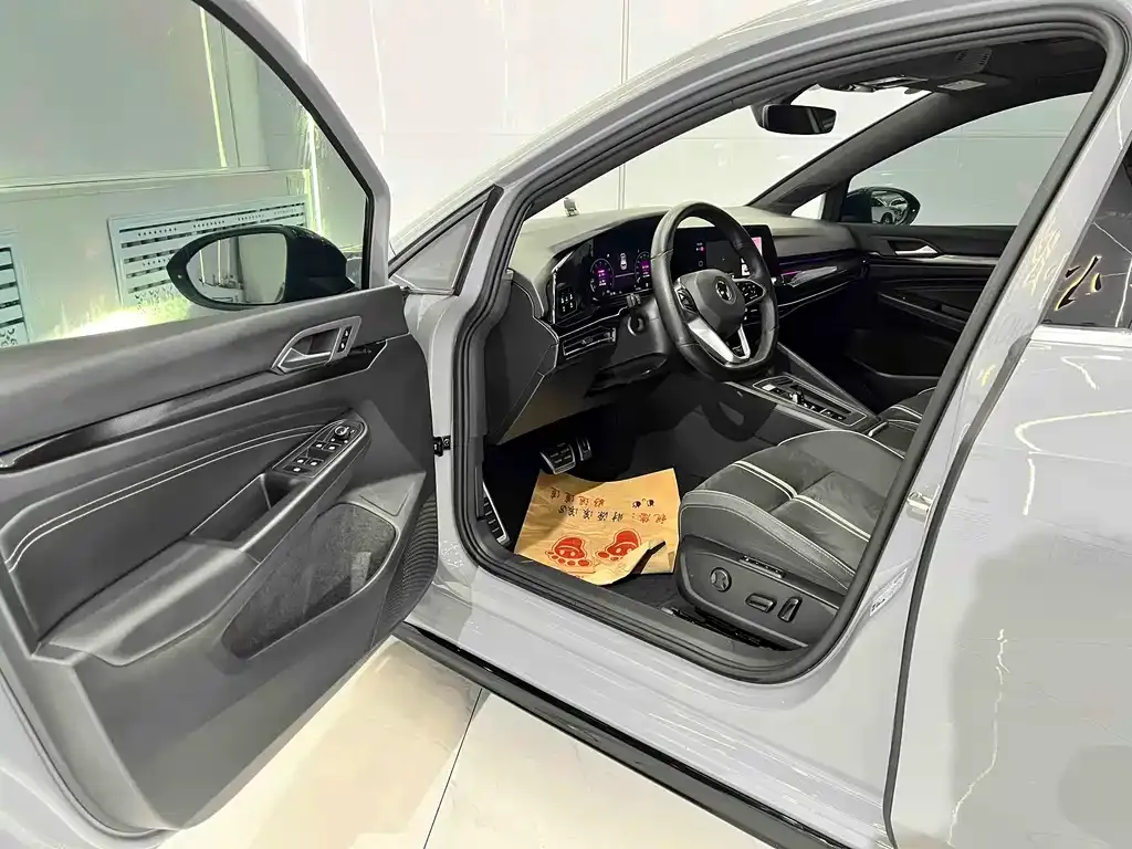 Volkswagen Golf 2023 из CN, фото 6