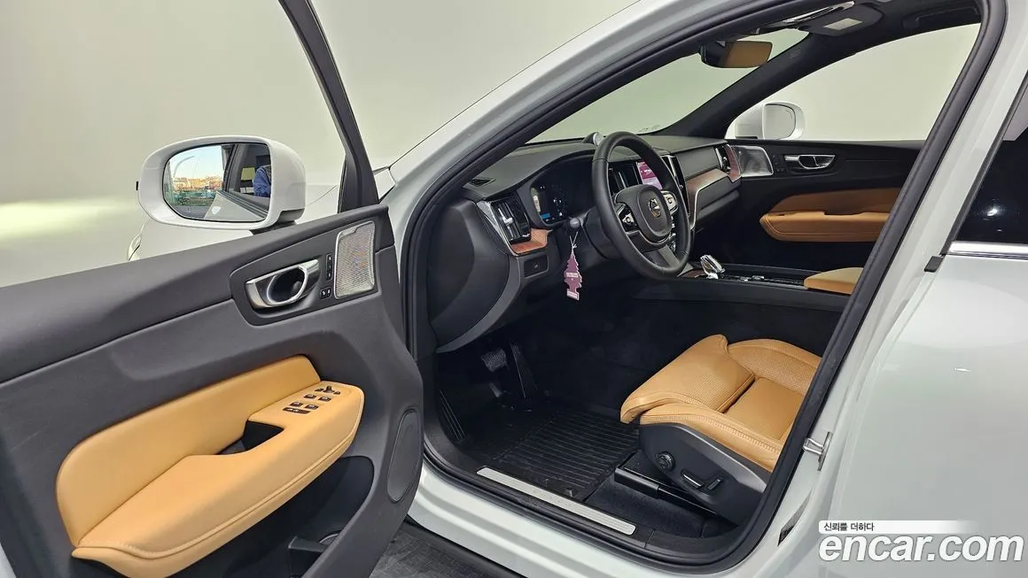 Volvo XC60 — фото 10