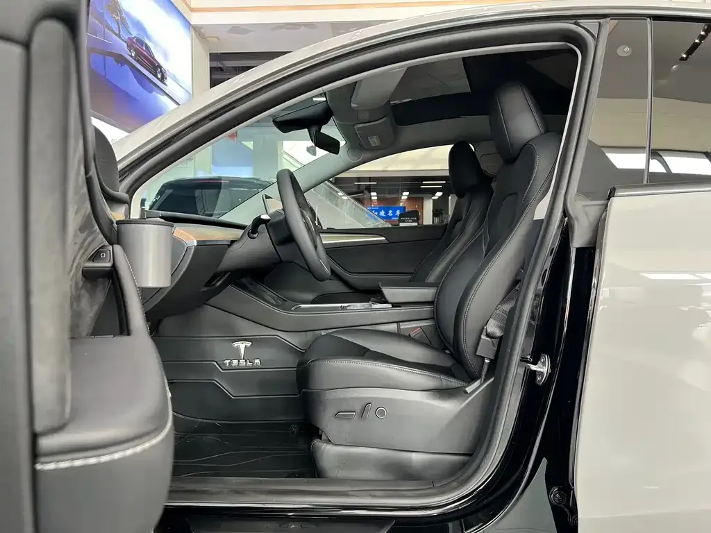 Tesla Model Y — фото 8