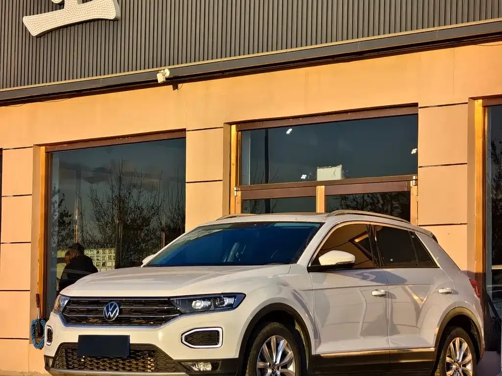 Volkswagen T-Roc — фото 1