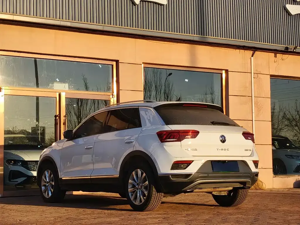Volkswagen T-Roc — фото 9