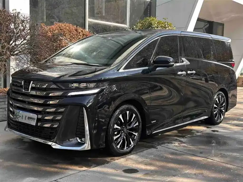Toyota Vellfire — фото 1