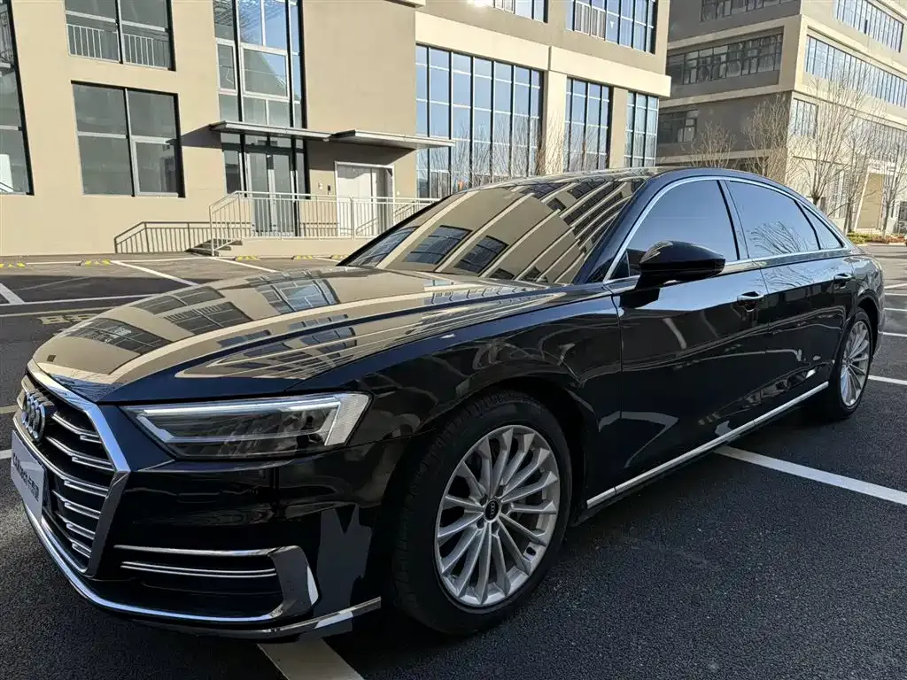 Audi A8 — фото 1