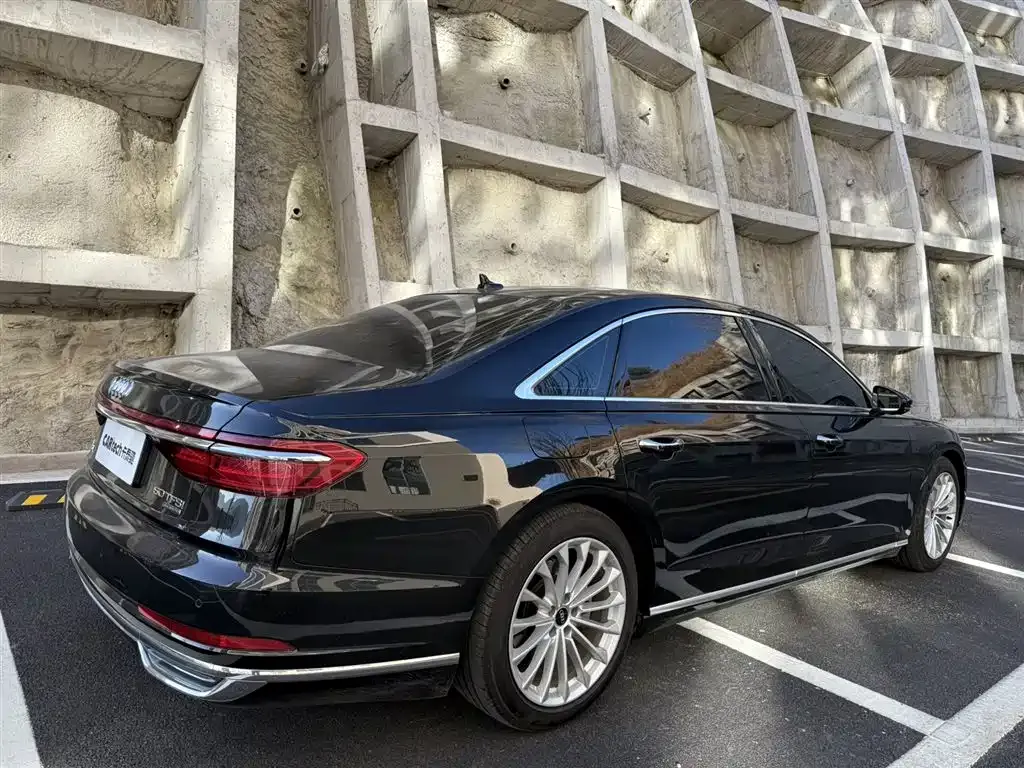 Audi A8 — фото 9