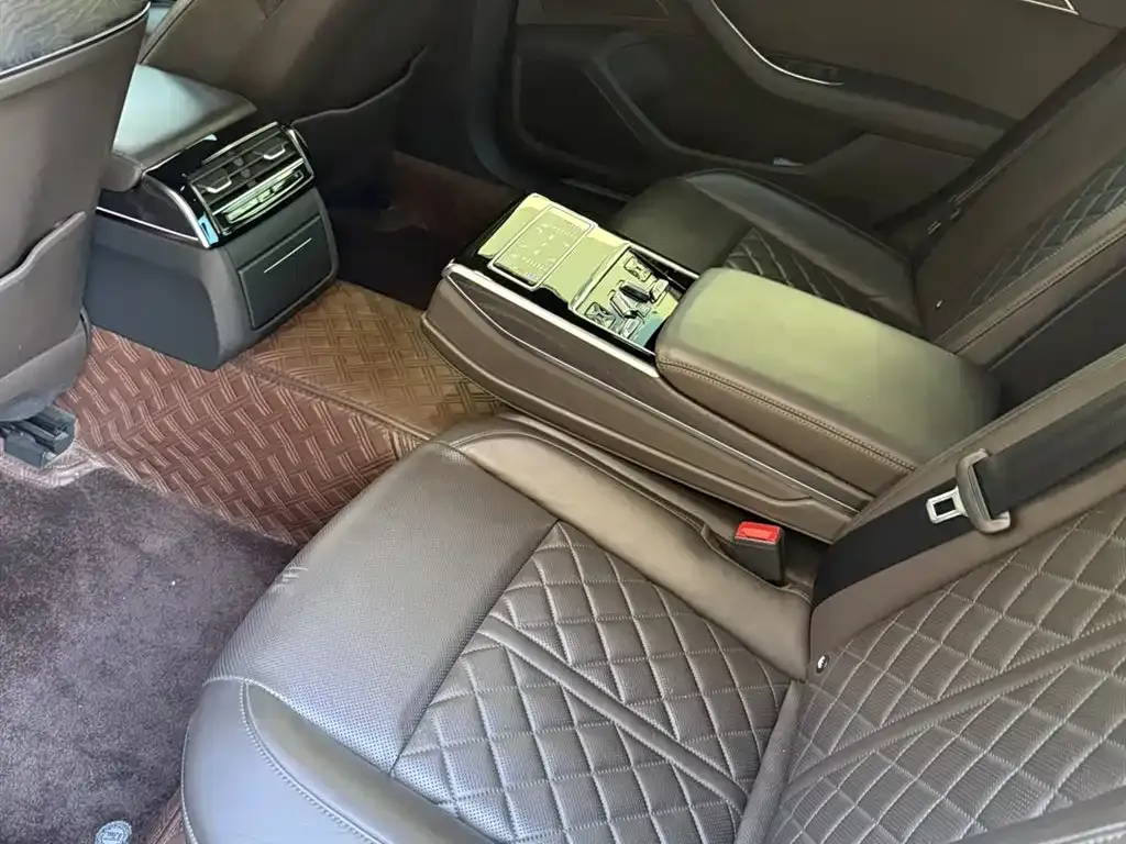 Audi A8 — фото 6