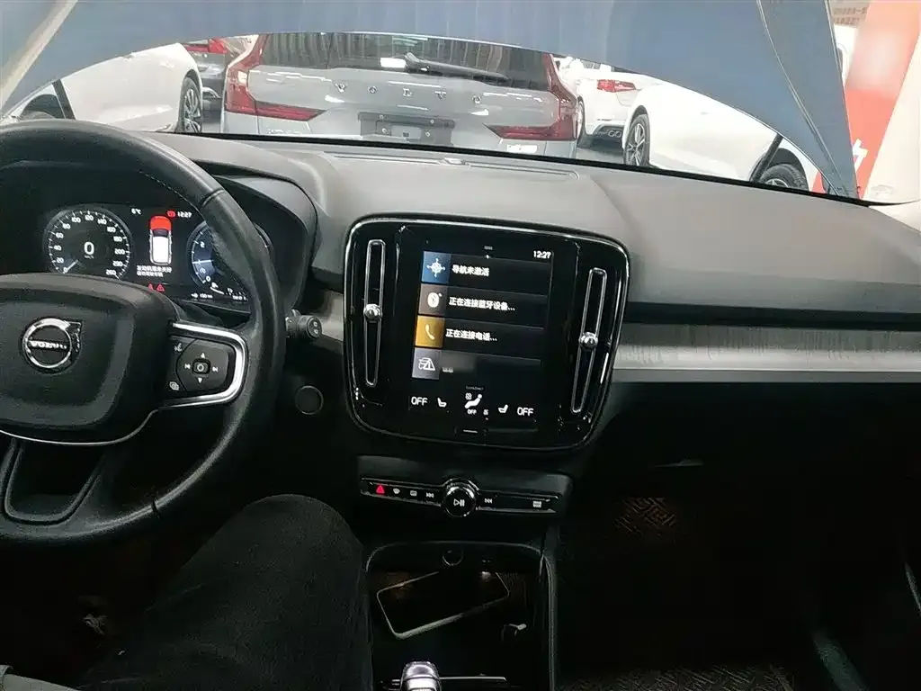 Volvo XC40 — фото 10