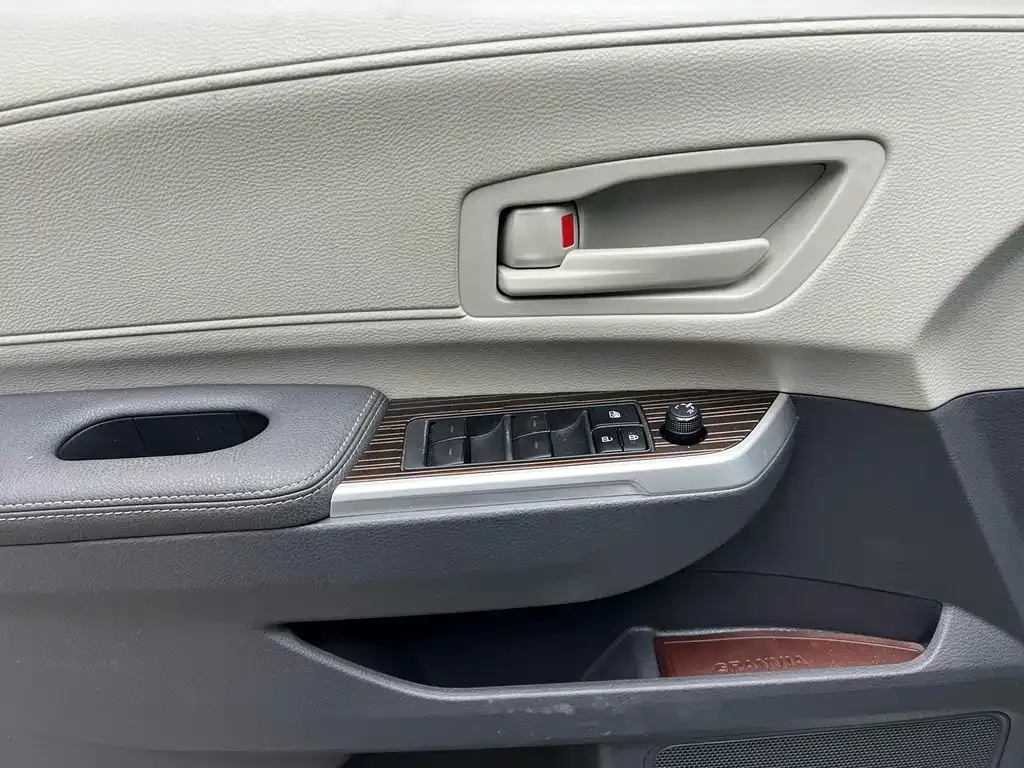 Toyota Granvia 2024 из CN, фото 9