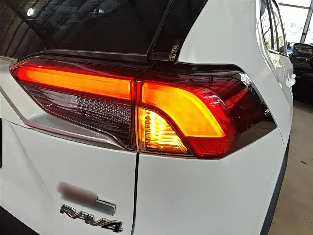 Toyota RAV4 — фото 7