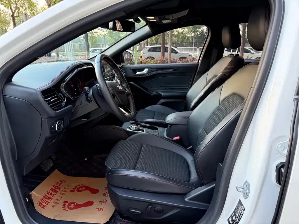 Ford Focus 2021 из CN, фото 4